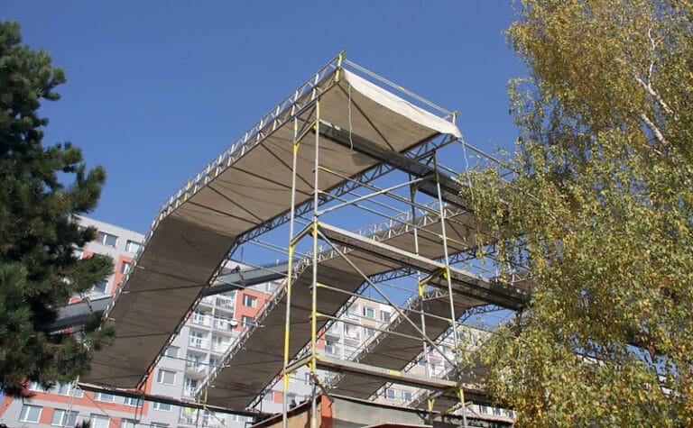 Poliklinika Paracelsum, Praha – fasádní lešení, zastřešení stavby VARIO