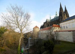 Pražský hrad – Jelení příkop – fasádní rámové a modulové lešení ALFIX