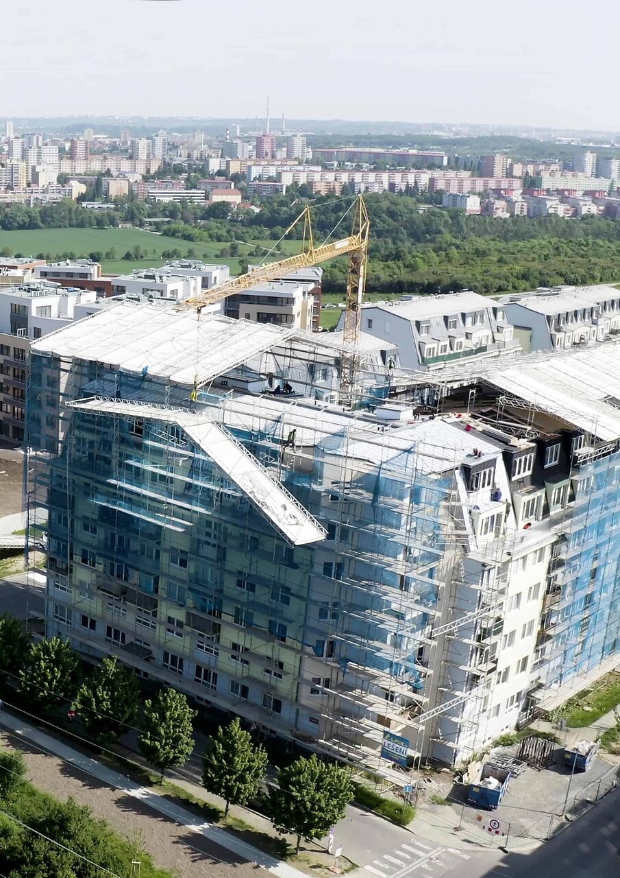 Rekonštrukcia strechy po požiari: lešenie ALFIX a dočasné zastrešenie VARIO